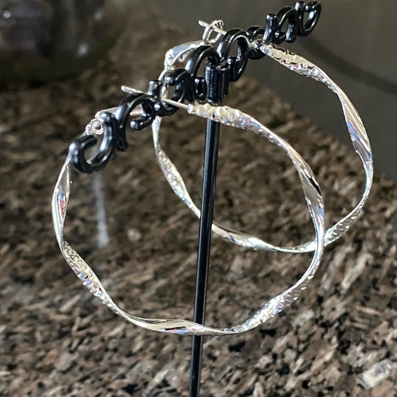 Jewelry - Twisted hammered hoop earrings. New.